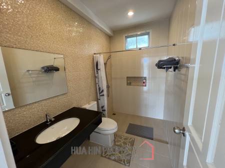 Nice Breeze By The Sea : 4 Bedroom Villa Close To The Beach