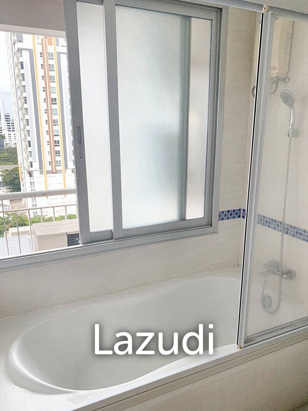 2 bed 2 bath 65 SQ.M life @ sathorn 10