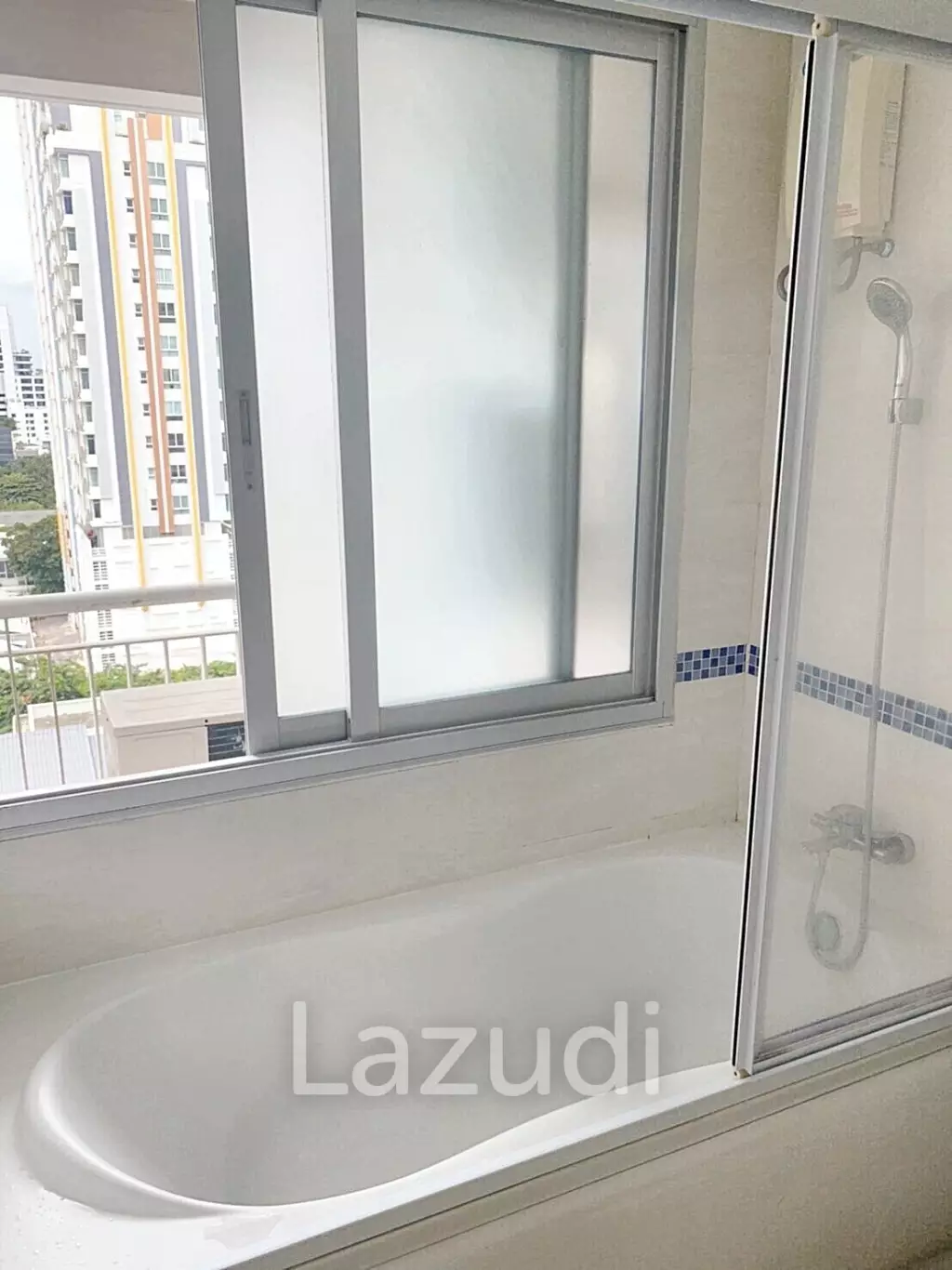 2 bed 2 bath 65 SQ.M life @ sathorn 10