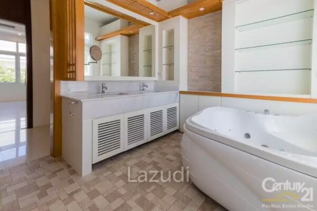 SEA BREEZE VILLAS: Well Constructed Pool Villa