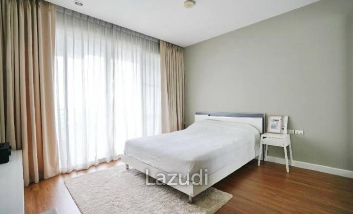 Studio 1 Bath 33.51 SQ.M Circle Condominium
