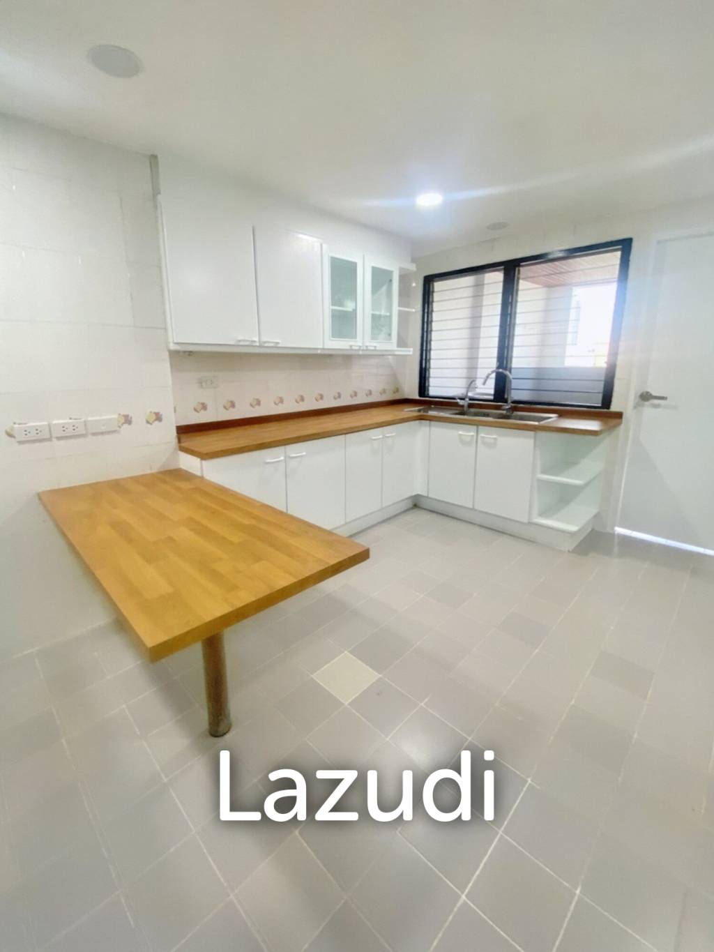 3 Bed 3 Bath 300 SQ.M Sethiwan Mansion