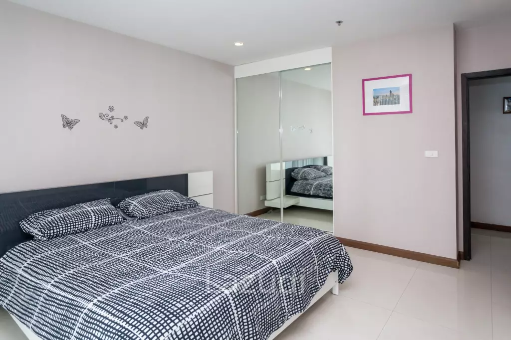 1 Bed 1 Bath 67 SQ.M The Rajdamri Condominium