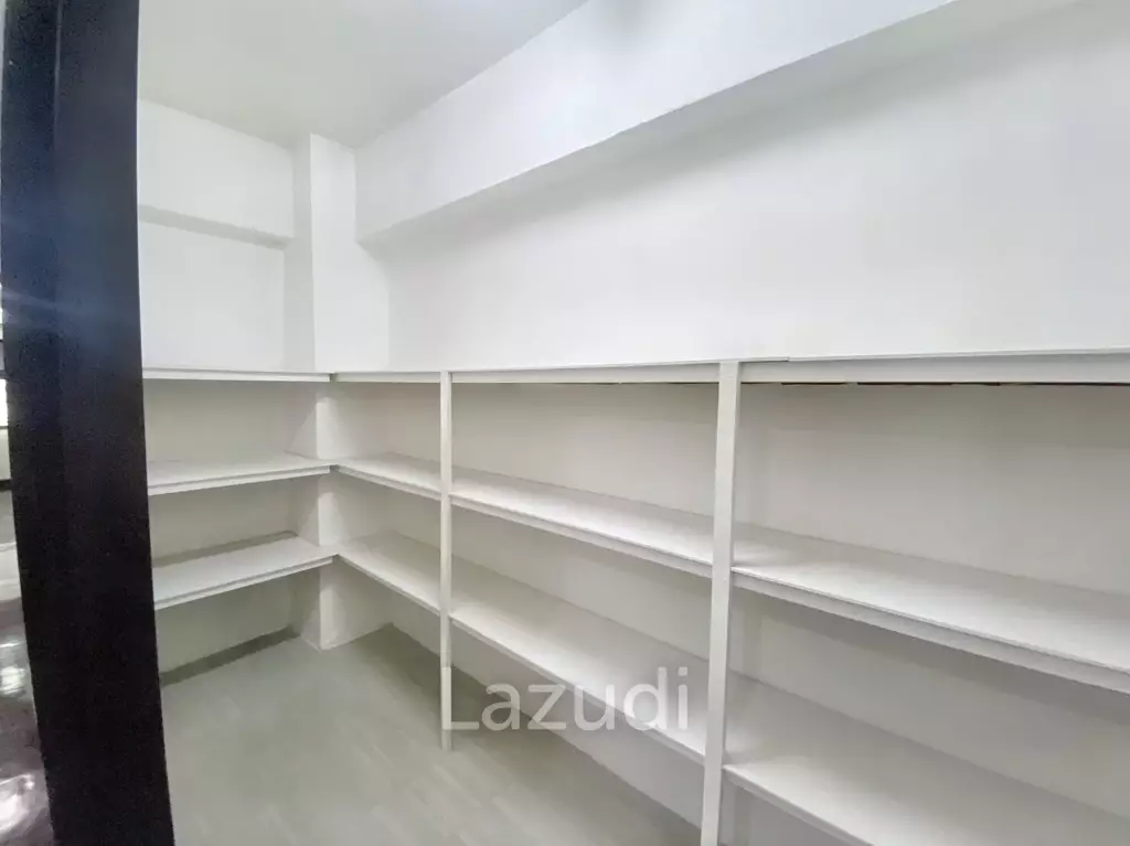 3 Bed 3 Bath 260 SQ.M Prompong Mansion