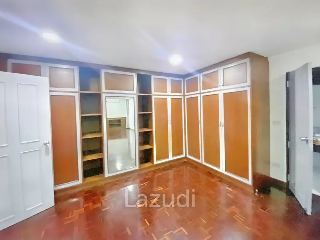 3 Bed 3 Bath 260 SQ.M Prompong Mansion