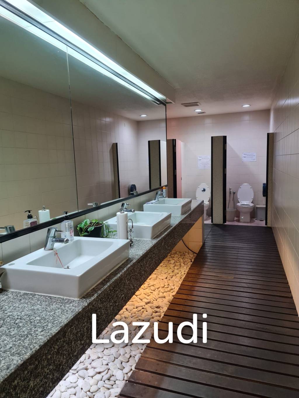 Fully Furnished office (upon request) in Huai Kwang