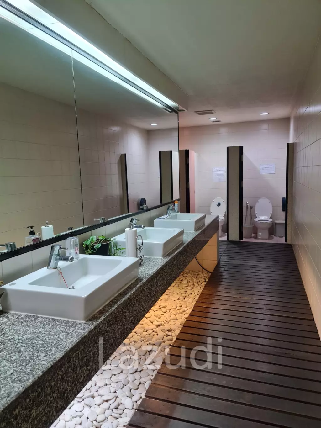 Fully Furnished office (upon request) in Huai Kwang