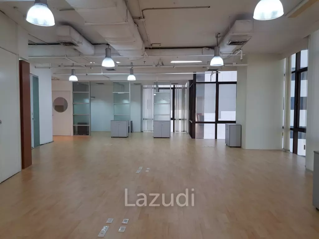 Fully Furnished office (upon request) in Huai Kwang