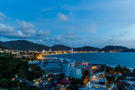 FFHold 156sqm Sea View Condo -Patong