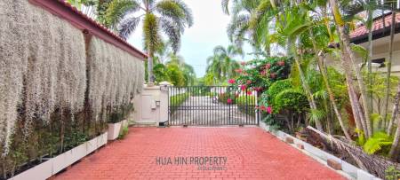Stunning 980 SqM Villa with Atelier - Perfect for Creative People 5 bed + 7 bath Indoor Swimming Pool