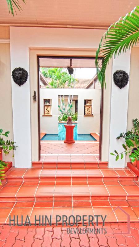 Stunning 980 SqM Villa with Atelier - Perfect for Creative People 5 bed + 7 bath Indoor Swimming Pool