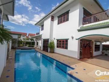 6 Bed Pool Villa Near Town