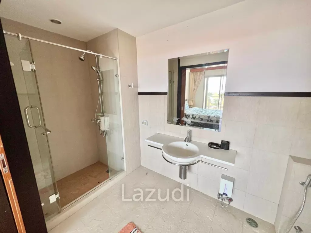 Boathouse: 2 Bedroom Condo With Sea View