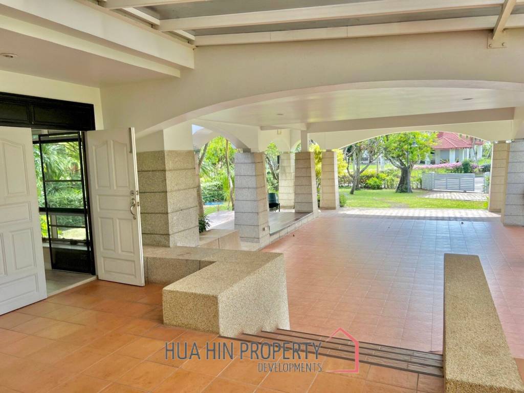 Palm Beach Village: 4 Bedroom Villa