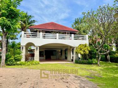 Palm Beach Village: 4 Bedroom Villa