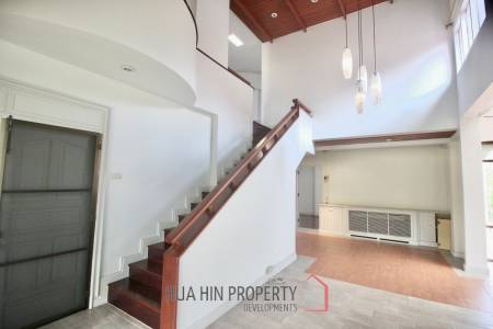 Palm Beach Village: 4 Bedroom Villa