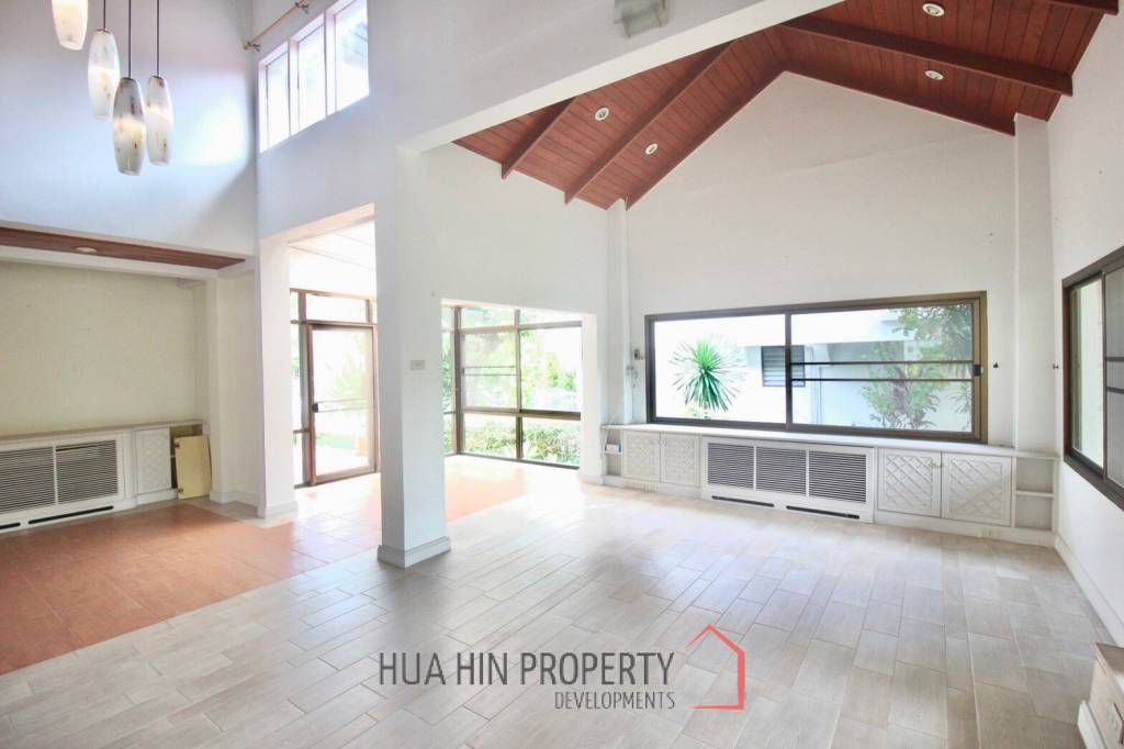 Palm Beach Village: 4 Bedroom Villa