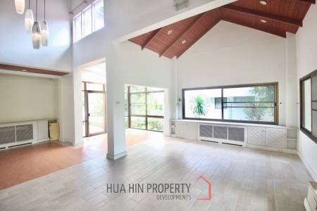 Palm Beach Village: 4 Bedroom Villa