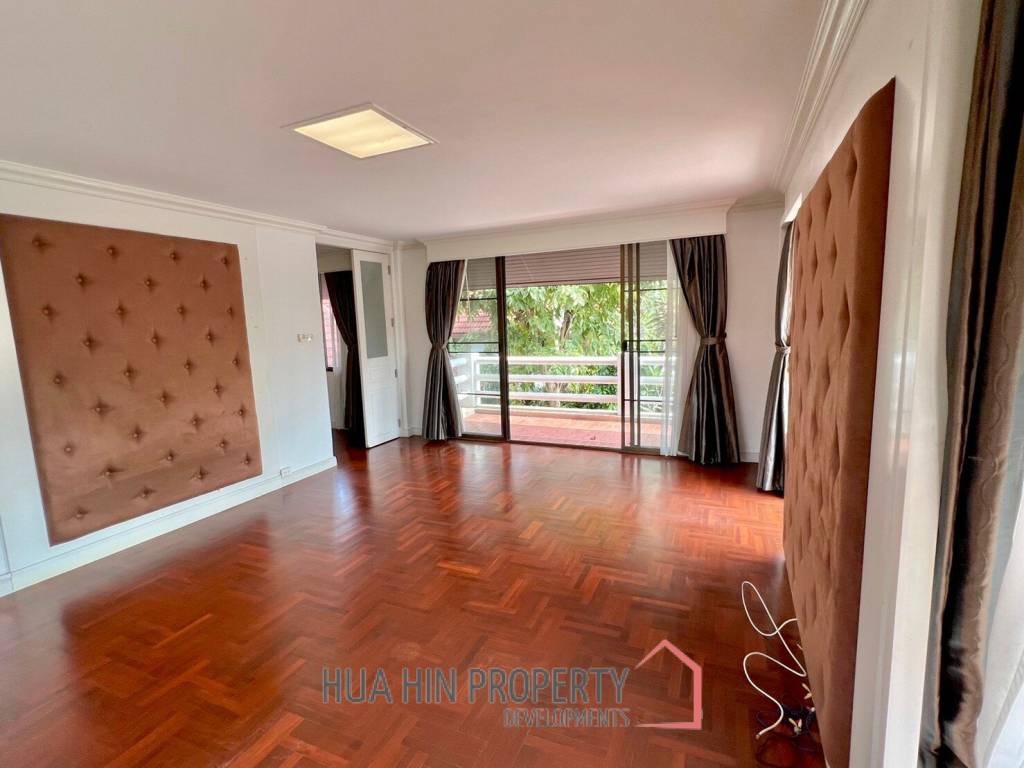 Palm Beach Village: 4 Bedroom Villa