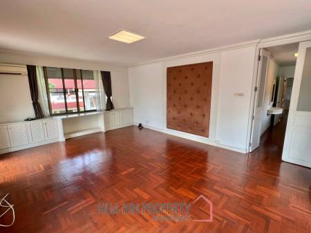 Palm Beach Village: 4 Bedroom Villa
