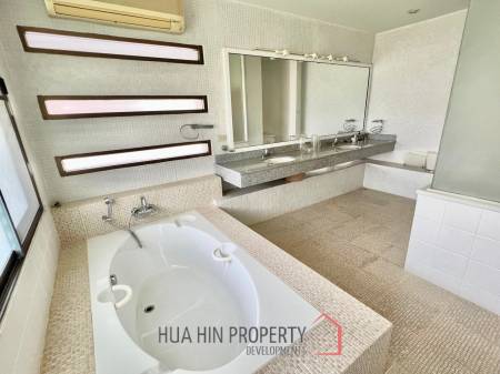 Palm Beach Village: 4 Bedroom Villa
