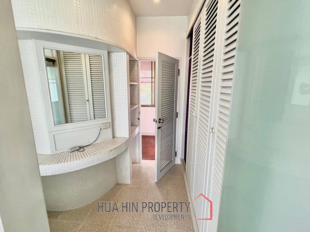 Palm Beach Village: 4 Bedroom Villa
