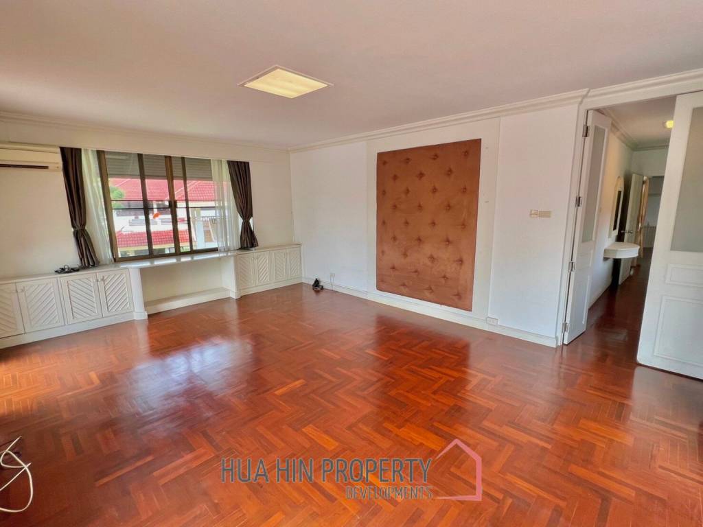 Palm Beach Village: 4 Bedroom Villa