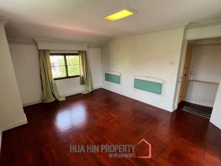 Palm Beach Village: 4 Bedroom Villa