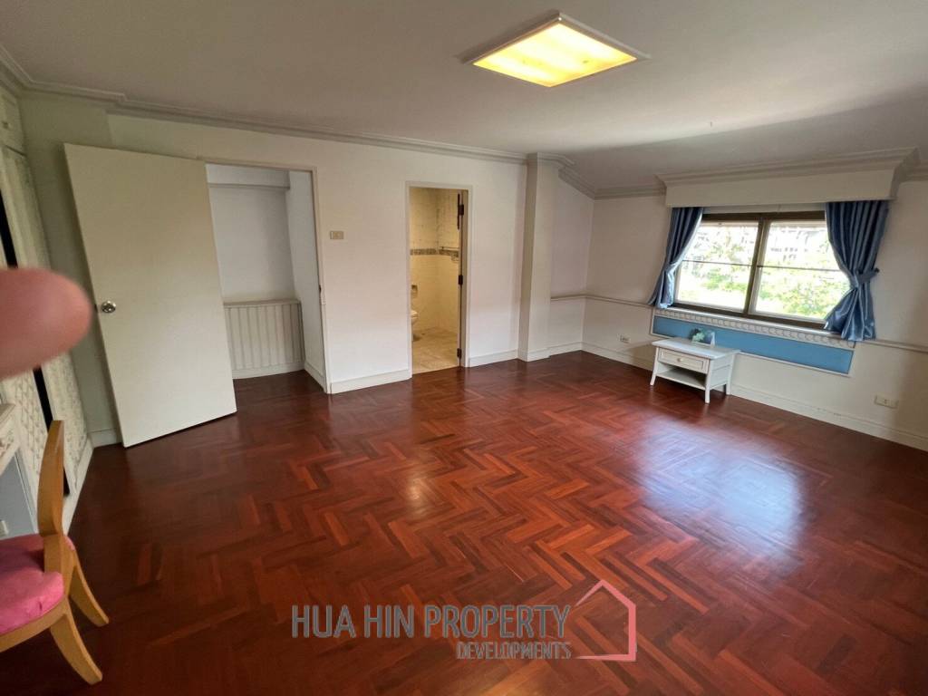 Palm Beach Village: 4 Bedroom Villa