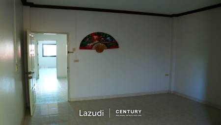 2 STOREY HOUSE  : 5  bed near the beach