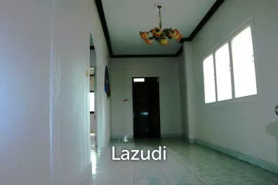 2 STOREY HOUSE  : 5  bed near the beach