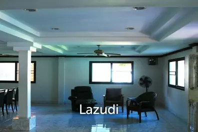2 STOREY HOUSE  : 5  bed near the beach