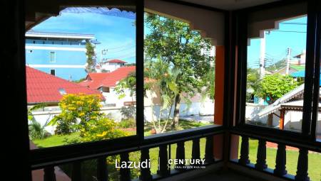 2 STOREY HOUSE  : 5  bed near the beach