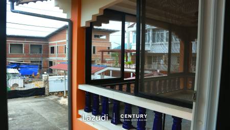 2 STOREY HOUSE  : 5  bed near the beach