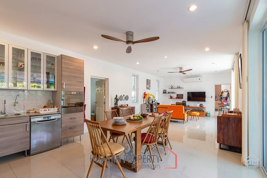 Modern 3 bed pool villa close to Bluport