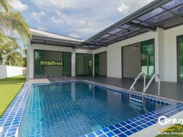 3 VILLAS BY PHU MONTRA: 3 Bed Modern Style Pool Villa