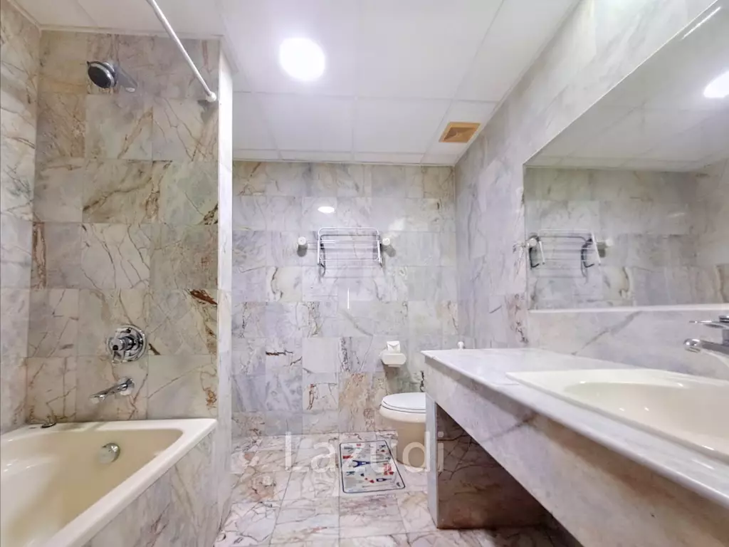 3 Bed 3 Baht 178.58 SQ.M Krisadanakorn Condotel.