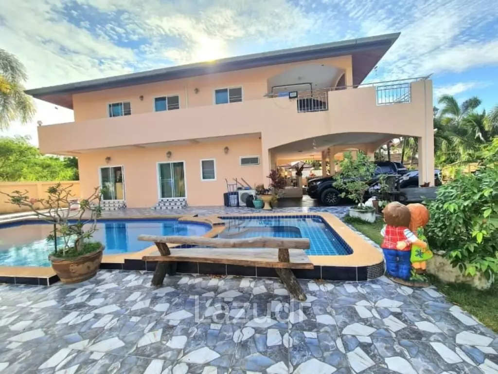 Pool villa in Bang Saray