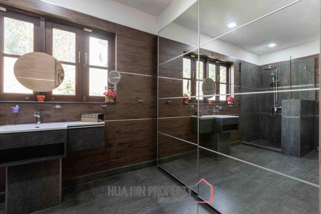 Bali Style Villa on Big Plot in Great Location!