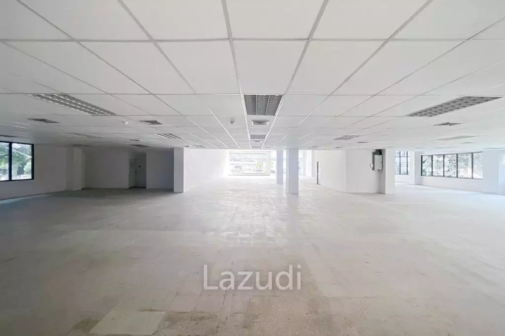 Stunning Showroom for Rent in Bangkok's New CBD - High Ceilings