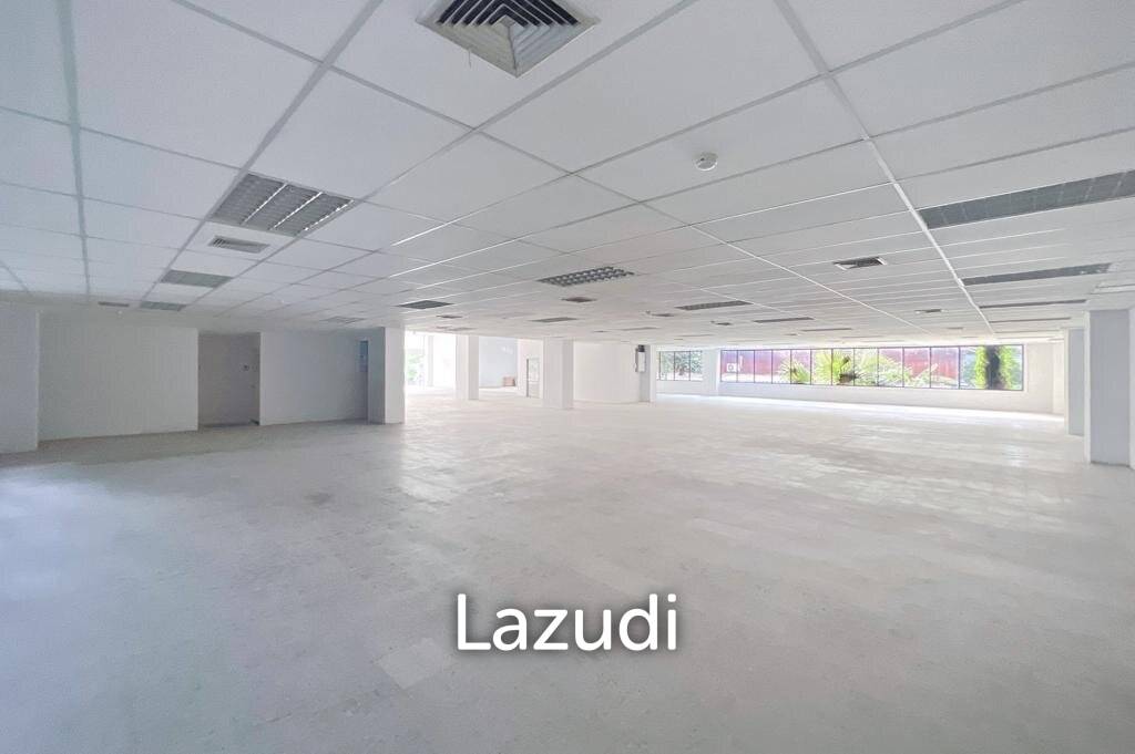 Stunning Showroom for Rent in Bangkok's New CBD - High Ceilings