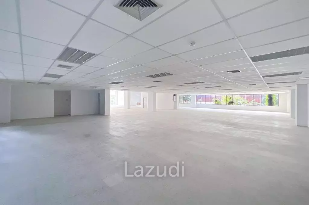 Stunning Showroom for Rent in Bangkok's New CBD - High Ceilings