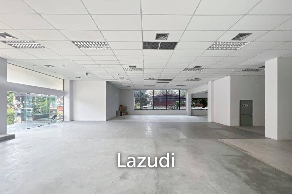Stunning Showroom for Rent in Bangkok's New CBD - High Ceilings