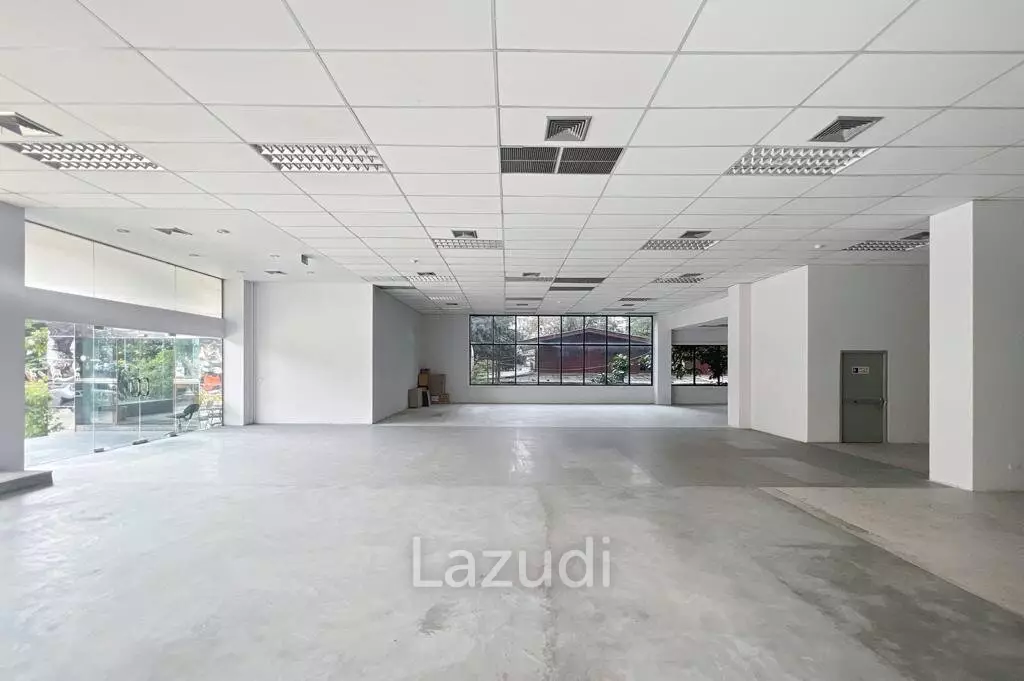 Stunning Showroom for Rent in Bangkok's New CBD - High Ceilings