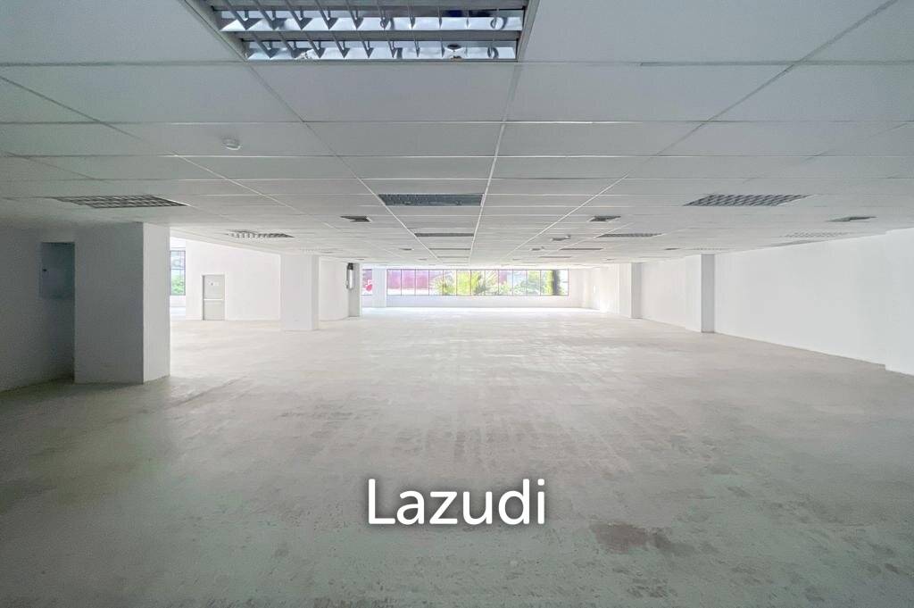 Stunning Showroom for Rent in Bangkok's New CBD - High Ceilings