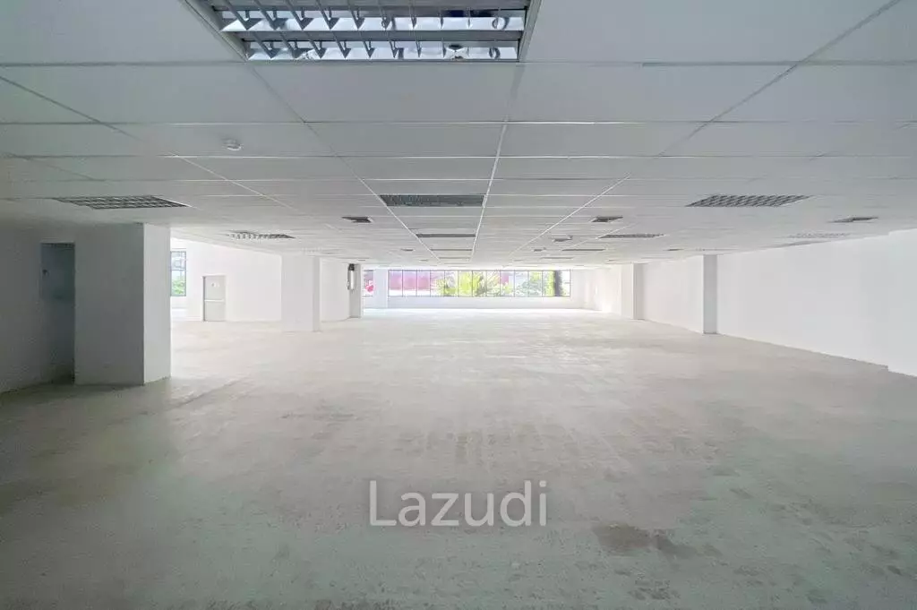 Stunning Showroom for Rent in Bangkok's New CBD - High Ceilings