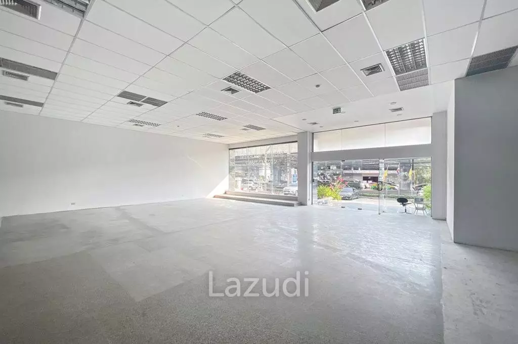 Stunning Showroom for Rent in Bangkok's New CBD - High Ceilings