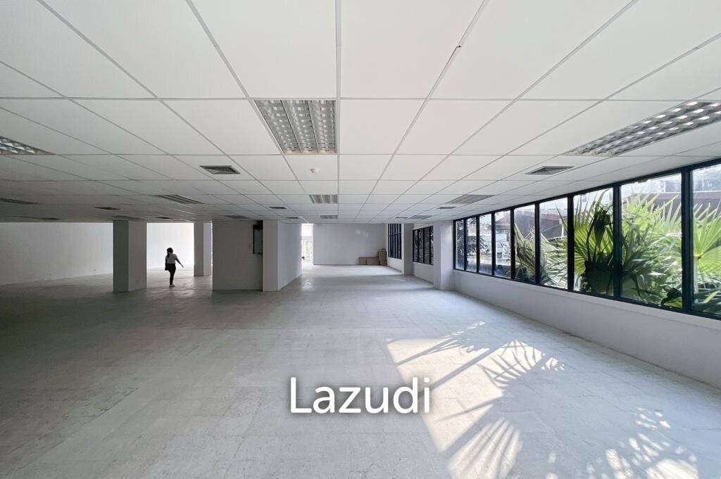 Stunning Showroom for Rent in Bangkok's New CBD - High Ceilings