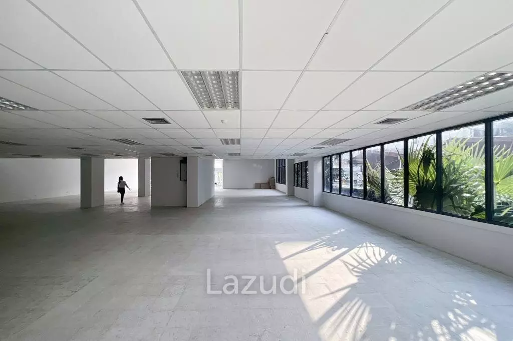 Stunning Showroom for Rent in Bangkok's New CBD - High Ceilings