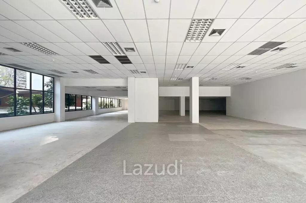 Stunning Showroom for Rent in Bangkok's New CBD - High Ceilings